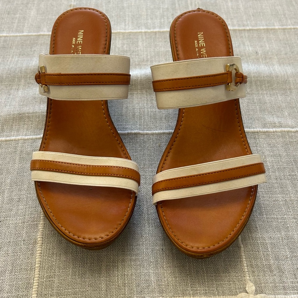 Beautiful Nine West made in Italy sandal wedge tan/white
